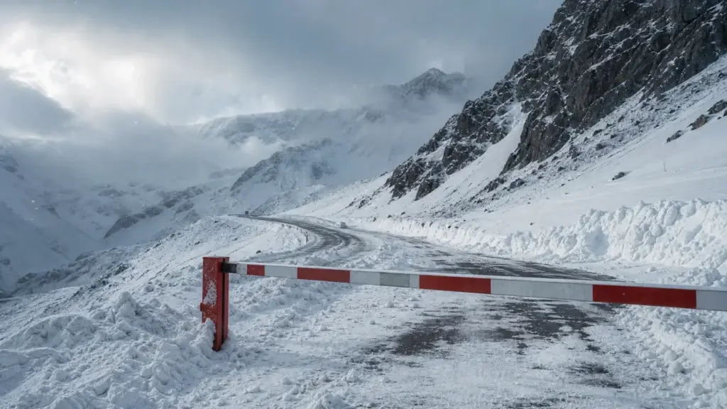 Carretera de alta montaña cerrada después de una nevada intensa, imagen ilustrativa`